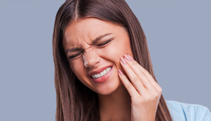 अचानक उठा दांत दर्द तो क्या करोगे? डेंटिस्ट के पास जाने से पहले यूं करें खुद की मदद
