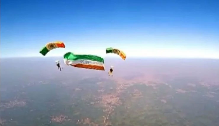 कारगिल विजय दिवस: 12000 फीट से सेना के जांबाज ने छलांग लगाकर दी शहीदों को श्रद्धांजलि about kargil vijay diwas,article on kargil vijay diwas,capt vikram batra,captain vikram batra,date of kargil vijay diwas,how to celebrate kargil vijay diwas,kargil day,kargil diwas,kargil diwas 2019,kargil diwas date,kargil vijay divas,news,news in hindi