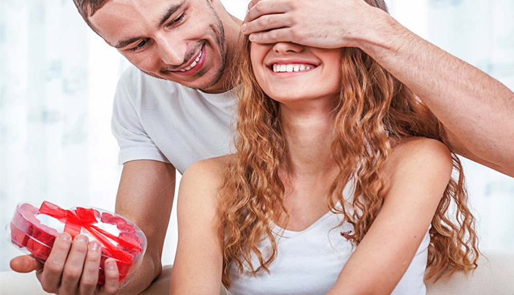 बना रहे हैं अपने पार्टनर को स्पेशल गिफ्ट देने का प्लान! आपके पास हैं ये 6 चॉइस... special gift,partner,husband,wife,valentines day,luxry barth and body spa hamper,favorite activity membership,personalized jewellery,limited edition books,ceramic articles,smartwatch