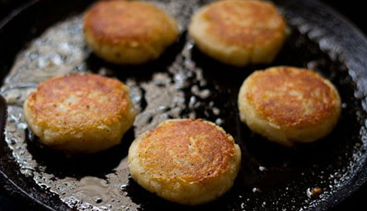 aloo ki tikki chat,recipe,aloo,potato,street food,indian street food,aloo ki tikiya,food news in hindi