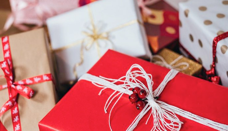 बना रहे हैं अपने पार्टनर को स्पेशल गिफ्ट देने का प्लान! आपके पास हैं ये 6 चॉइस... special gift,partner,husband,wife,valentines day,luxry barth and body spa hamper,favorite activity membership,personalized jewellery,limited edition books,ceramic articles,smartwatch