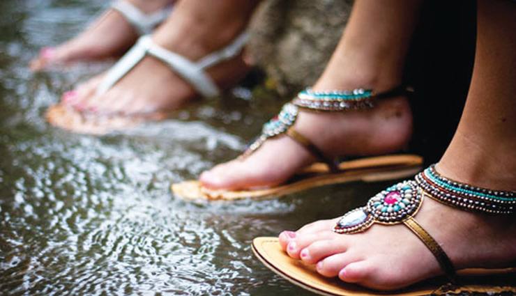 बारिश के मौसम में पैरों के साथ ‘चलती’ हैं ये समस्याएं, ऐसे रखें ख्याल...