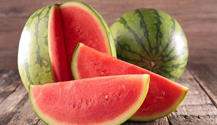 तरबूज का जूस : ठंडक प्रदान कर आपको रखे खुश, विषैले तत्वों को निकाले बाहर, इन अंगों का यार... watermelon juice,whole body,watermelon,skin,digestion,weight,kidney,asthama,health news in hindi