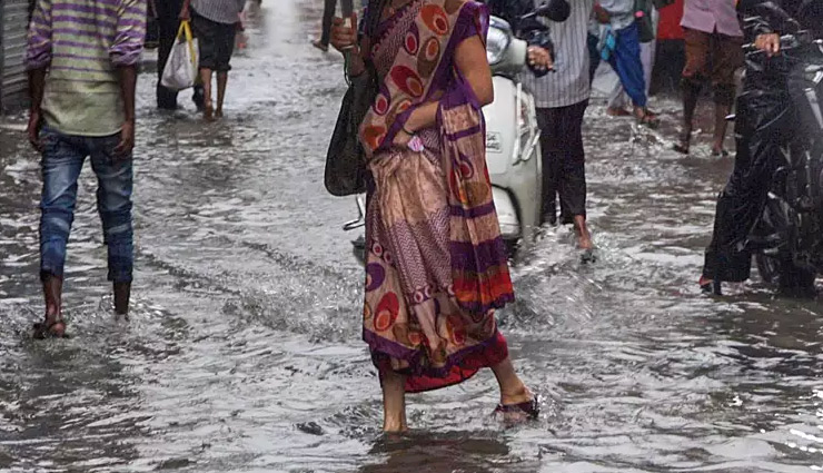 बारिश के मौसम में पैरों के साथ ‘चलती’ हैं ये समस्याएं, ऐसे रखें ख्याल... legs,rainy season,legs rainy season,infection,nails,eczema,barefoot,rain,health news in hindi