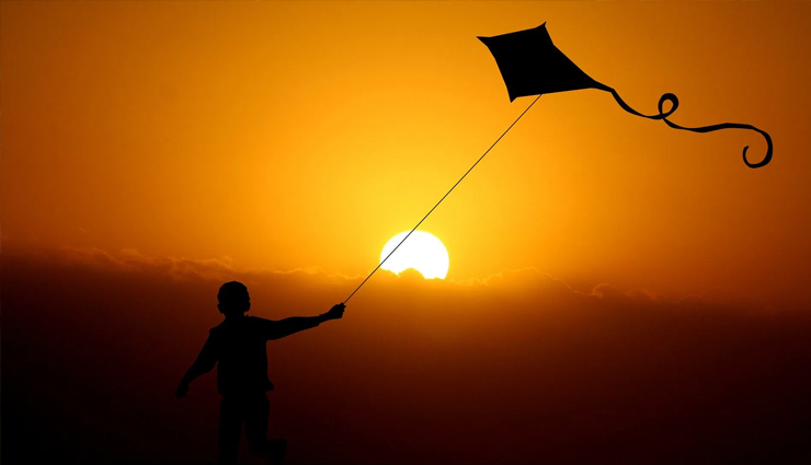 सिर्फ पतंगों का त्यौहार नहीं है मकर संक्रांति, इसके साथ जुड़े हुए हैं कई इंटरेस्टिंग फैक्ट्स, पढ़ें...
makar sankranti,sakrat,kites,kite festival,sun,kumbh mela,lohri,gud,til ke laddu,lifestyle article in hindi