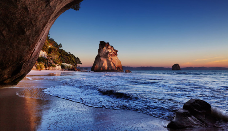 new zealand,bay of islands,napier in hawke’s bay,coromandel peninsula,queenstown,fiordland national park,kaikoura,milford sound,whakarewarewa geothermal valley,waitomo glowworm caves,piha,places to visit in new zealand,attractions in new zealand,new zealand tourism