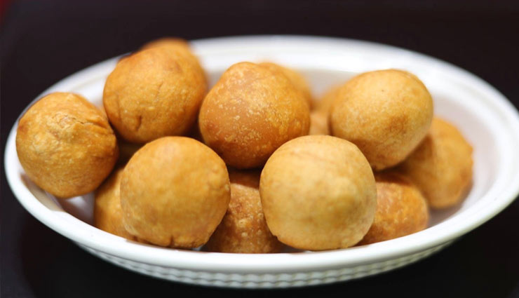 masala kachori,masala kachori recipe,breakfast,maida,ingredients,oil,salt,stuffing,recipe in hindi