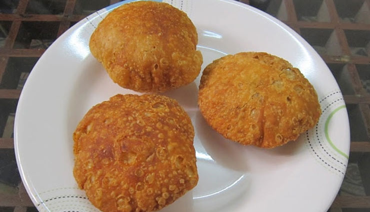 masala kachori,masala kachori recipe,breakfast,maida,ingredients,oil,salt,stuffing,recipe in hindi