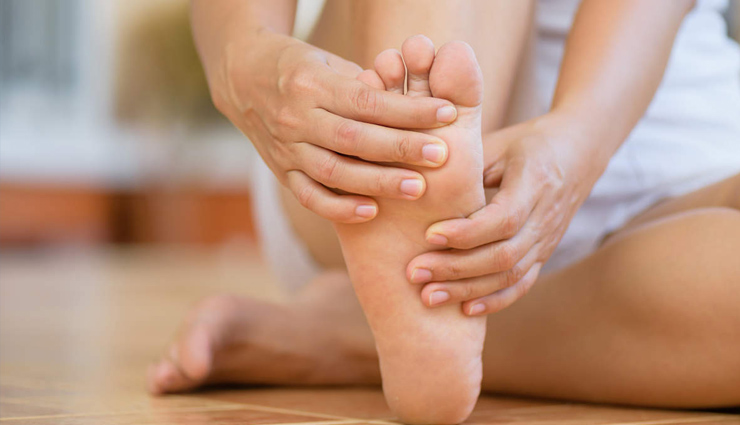 तलवों को रगड़कर धोएं और फिर चैन की नींद सोएं... यूं करें पैरों की सही देखभाल
