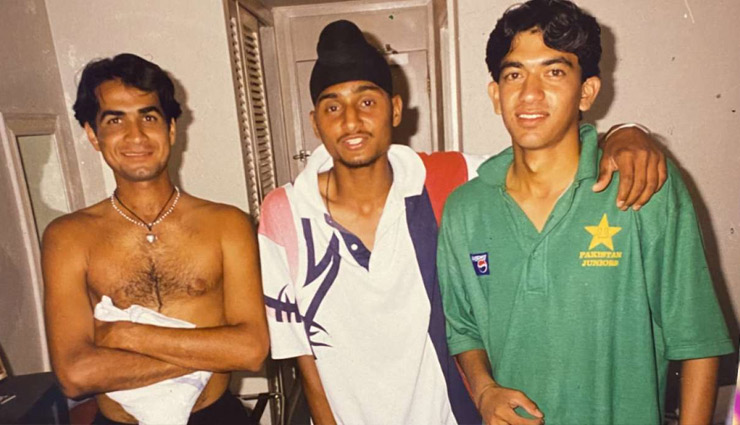 जोरावर को मिस कर रहे हैं धवन, सेम हेयरस्टाइल में दिखे बाप-बेटे, भज्जी ने फोटो पोस्ट कर पूछा सवाल
shikhar dhawan,harbhajan singh,imran tahir,jorawar,hasan raza,sports news in hindi