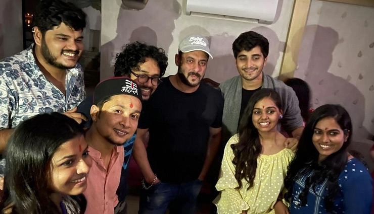 बर्थडे पर महेश मांजरेकर के घर पहुंचे Indian Idol के कंटेस्टेंट्स, सलमान के साथ खिंचवाई Photo
