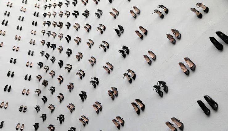 weird news,weird ides,weird way to tribute,artist displays 440 pairs of heels,domestic violence ,अनोखी खबर, अनोखा आईडिया, श्रद्धांजलि का अनूठा तरीका, इमारत की दीवार पर 440 सैंडल, घरेलू व यौन हिंसा