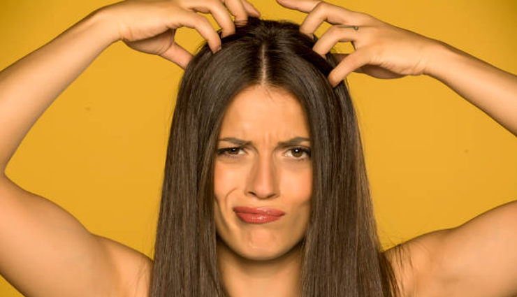 गर्मियों में आम है ऑयली हेयर की समस्या, आजमाकर देखें ये 4 सरल टिप्स
