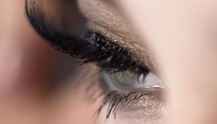 mascara,applying mascara tips,methods of applying mascara,beauty tips,beauty hacks,mascara applying tricks,apply mascara like a pro with these tips
