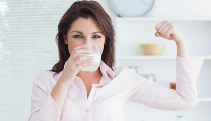 drinking milk,milk,bed,sleep,night,calcium,protein,bones,heart,constipation,health news in hindi