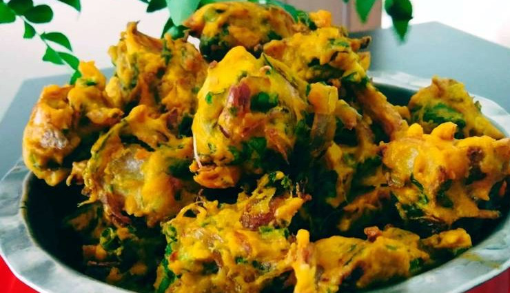 pyaaz ke pakode,onion,onion recipe,street food,deep fry snacks,step by step recipe,food news in hindi
