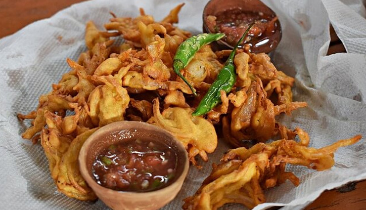 pyaaz ke pakode,onion,onion recipe,street food,deep fry snacks,step by step recipe,food news in hindi