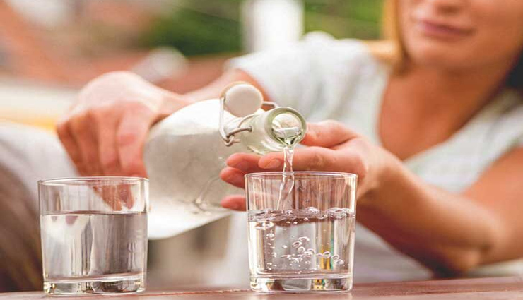 hand care,hand care tips,hand sanitizer,water,sunblock,moisturize,night care routine,beauty article in hindi