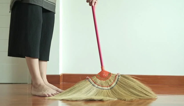 coronavirus,gym equipments,home stuff,corona period,corona,covid-19,hand towel,dumbbell,stairs,laundry detergent bottle,health news in hindi