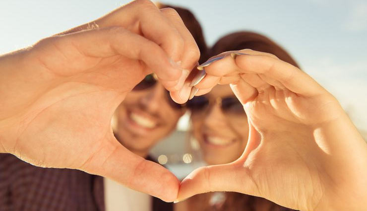 बोरिंग लाइफ में फिर लगाना है रोमांस का तड़का! पार्टनर के लिए खुद में लाएं ये बदलाव