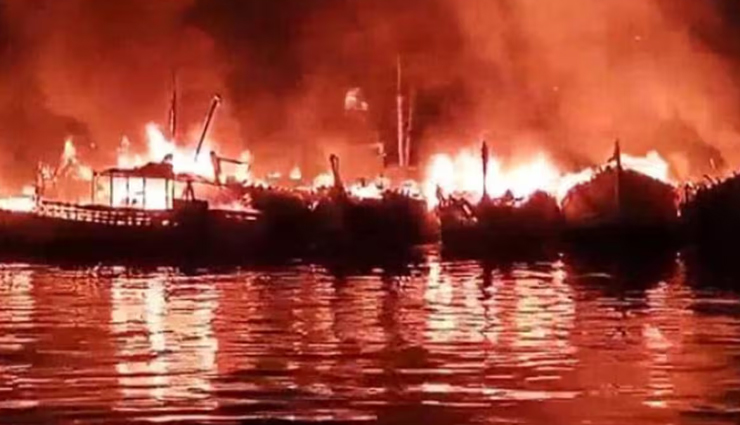 विशाखापत्तनम: मछली पकड़ने के बंदरगाह में लगी भीषण आग, 40 नाव जली, 30 करोड़ का नुकसान