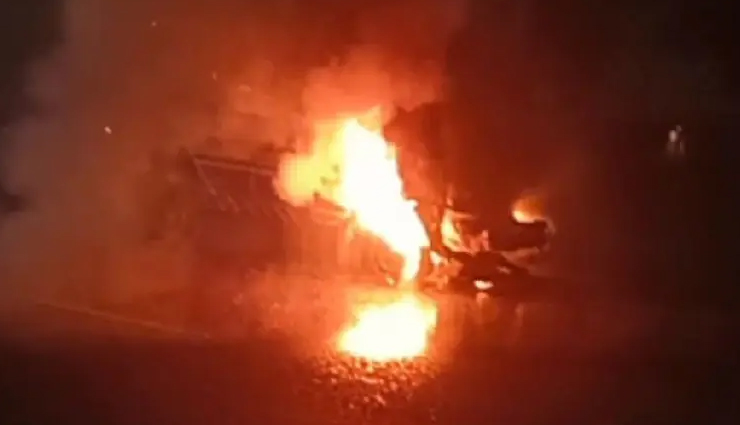 भरतपुर: गश्त कर रही पुलिस जीप से टकराई तेज रफ्तार आती एंबुलेंस, जलकर खाक हुई, ड्राइवर को आयी थी झपकी