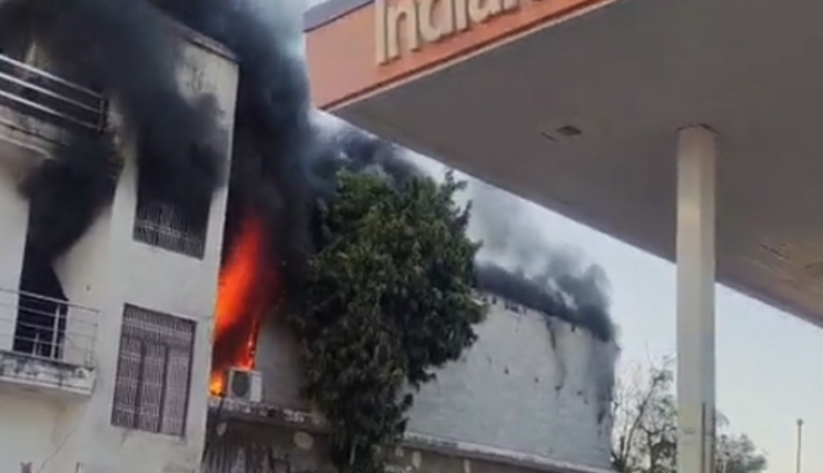 धौलपुर: शार्ट सर्किट से दोपहिया वाहन शोरूम में लगी आग, 50 से अधिक बाइक जली, करोड़ों का हुआ नुकसान 