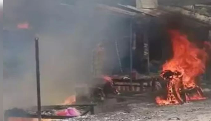 झारखंड: पटाखा दुकान में लगी भीषण आग, दो बच्चों व महिला सहित पांच मरे, 3 घायल jharkhand: huge fire in a firecracker shop,five dead including two children and a woman,3 injured