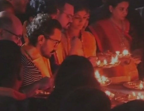 VIDEO फिल्म के प्रचार के लिए वडोदरा पहुचे आमिर, गरबा रास का उठाया लुत्फ