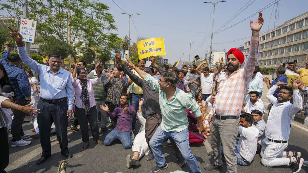 आप का PM आवास का घेराव कर विरोध प्रदर्शन, गड़बड़ाई ट्रैफिक व्यवस्था, जारी की एडवाइजरी