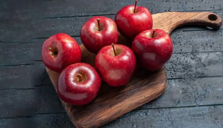 apple halwa,indian dessert,sweet and creamy,grated apples,ghee,milk,sugar,Nuts,cardamom powder,festive season,sweet snack,delicious,dessert recipe,traditional indian dessert,easy recipe,healthy dessert