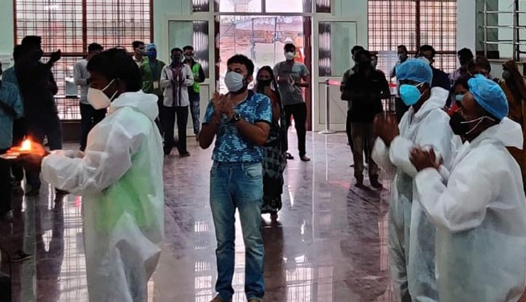 कोटा : कोविड केयर सेंटर का माहौल सकारात्मक बनाने के लिए लिया गया योग-ध्यान का सहारा, मरीज के साथ स्टाफ भी करता है आरती