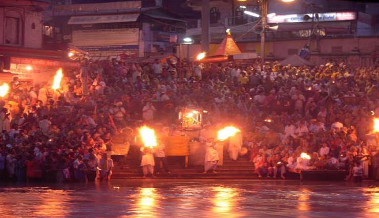 देवी-देवता की आरती करतें वक़्त भूलकर भी न करें ये गलतियां देवी-देवता की आरती करतें वक़्त भूलकर भी न करें ये गलतियां