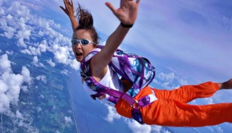 13,000 फीट की ऊंचाई से 200 KM/घंटे की रफ्तार से जमीन पर गिरी महिला!