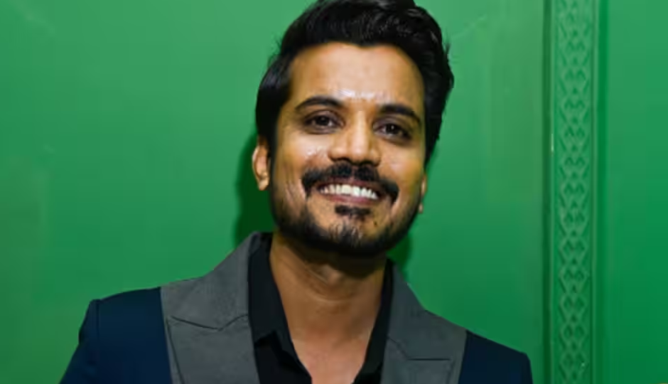 pratik gandhi,actor pratik gandhi,saare jahan se accha web series,saare jahan se accha trailer,aasif khan,actor aasif khan,aasif smoking,panchayat