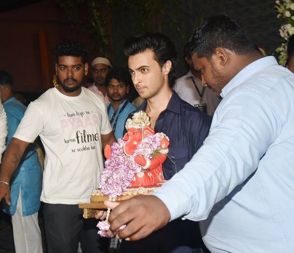 अर्पिता और आयुष के घर से विदा हुए गणपति बप्पा, सोहेल और यूलिया वंतूर समेत ये लोग आए नजर, तस्वीरे ganesh chaturthi 2018,Salman Khan,arpita khan,aayush sharma,ganpati bappa,ganesh puja