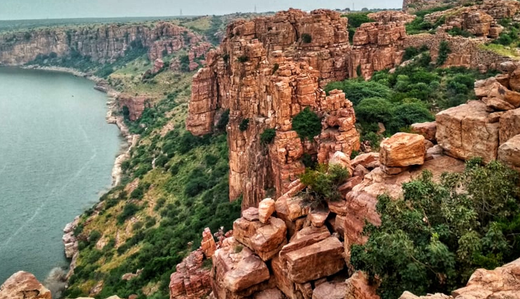 abandoned and beautiful places in india,abandoned places in india,india,nubra valley,ladakh,chambal valley,rajasthan mp border,gandikota,andhra pradesh,fatehpur sikri,agra,dandakaranya forest,chhattisgarh,dhanushkodi,tamil nadu