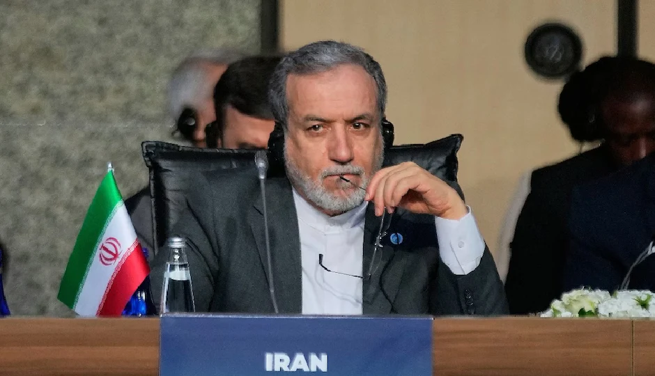 ट्रंप के एक और जंगी बेड़े की तैनाती पर ईरान का कड़ा पलटवार, विदेश मंत्री अब्बास अराघची बोले— 'सेना मुस्तैद, ट्रिगर पर उंगलियां'