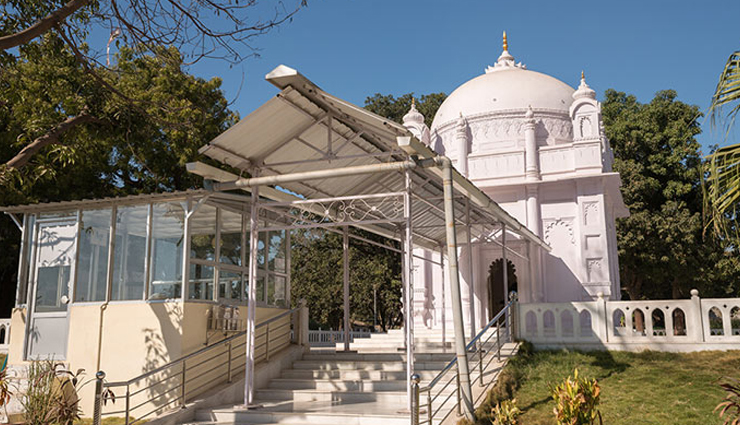 banswara city palace,rajasthan heritage,historic architecture,mahi dam,banswara water reservoir,scenic lake view,talwara fort,historical forts,banswara heritage,chheench waterfalls,scenic beauty,nature retreat,diablab lake,banswara lakes,bird watching,raj mandir,historical monument,architecture
    kagdi pick-up weir,banswara water weir,irrigation structure,madareshwar temple,hindu temples,religious tourism,ram kund,banswara holy pond,pilgrimage site,bhim kund,banswara bathing ghats,religious rituals