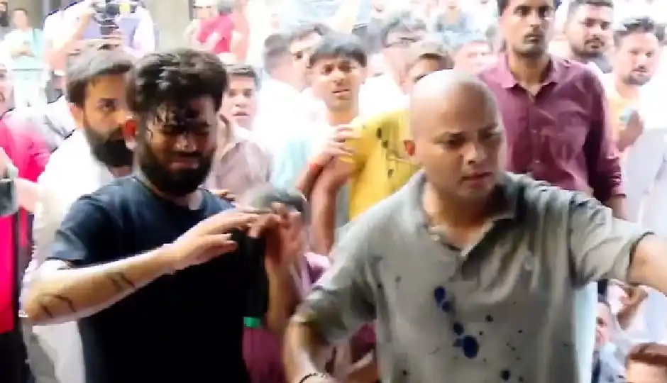 जंतर-मंतर पर महिला ने अभिजीत दीपके पर फेंकी स्याही, CJP प्रमुख ने नीले रंग को बताया अपना पसंदीदा