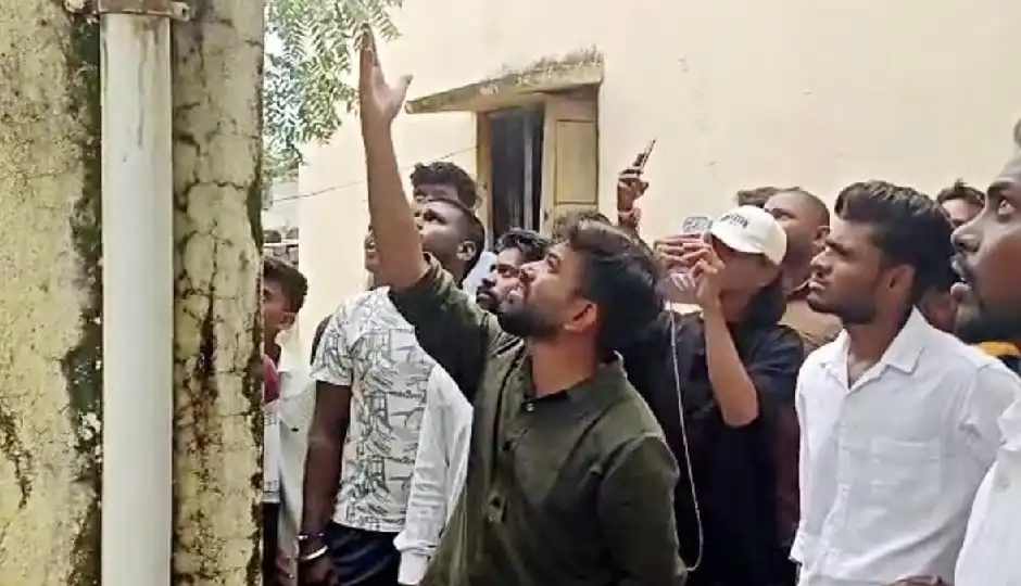 पानी की टंकी पर चढ़े अभिजीत दीपके, सरकारी स्कूल की बदहाल व्यवस्था पर उठाए सवाल