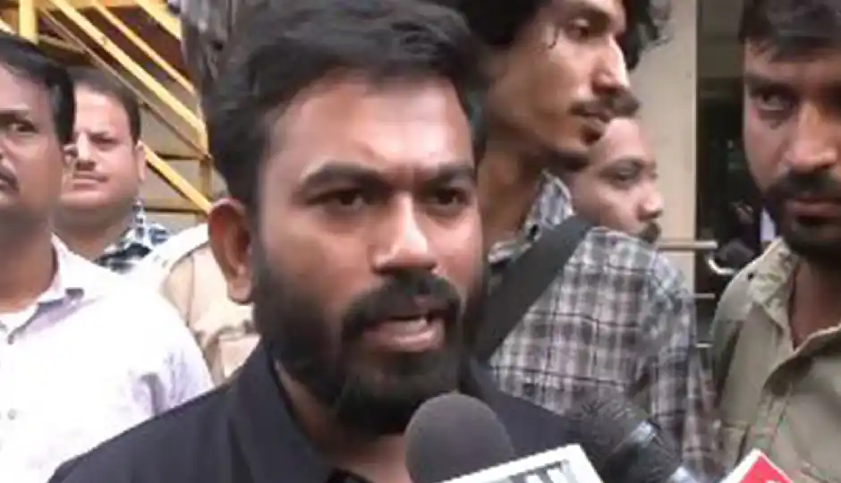 ‘मैं तो अकेला हूं, भीड़ मीडिया वालों की है’, हिरासत में लिए जाने पर  दिल्ली पुलिस पर भड़के अभिजीत दीपके