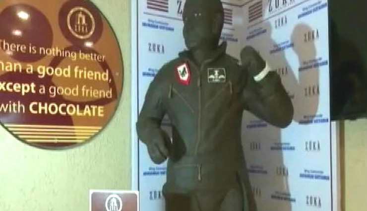 अभिनंदन के सम्मान में इस कैफे ने बनाया उनकी कद काठी जैसा 5 फीट 10 इंच लंबा केक, वजन 321 किलो 