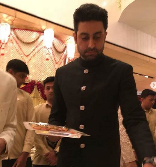 mukesh ambani,nita ambani,isha ambani,anand pirama,l wedding,amitabh bachchan,shahrukh khan,aamir khan,aishwarya rai,abhishek bachchan,serves food to guest