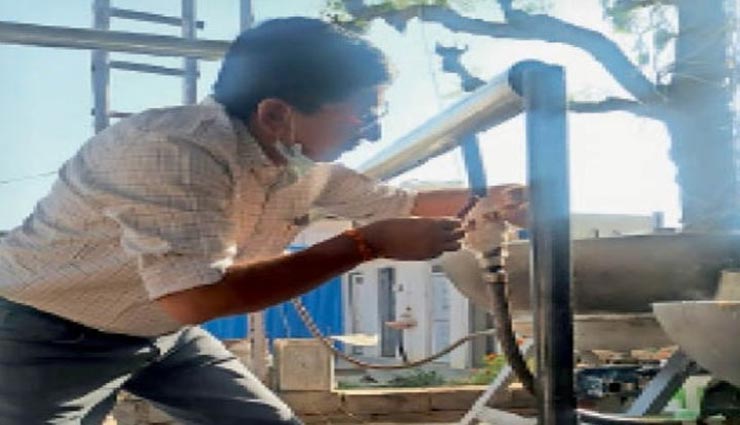 सीकर : जारी हैं मिलावट के खिलाफ अभियान, मिठाई की अवैध फैक्ट्री पर मारा छापा, नष्ट किया माल