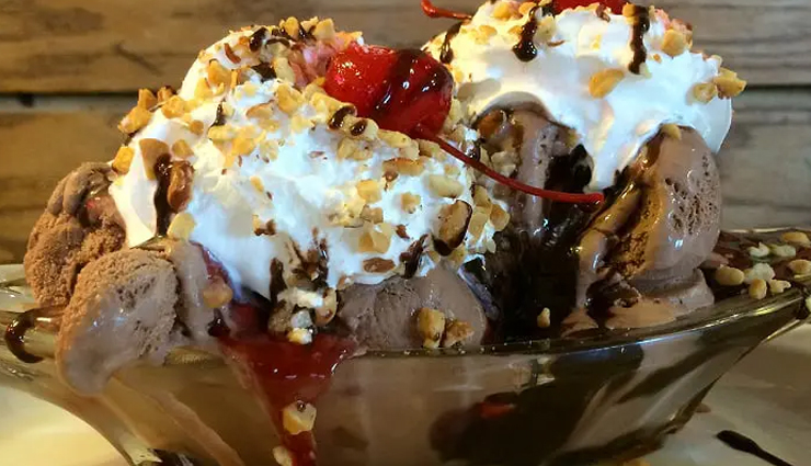 expensive ice cream,luxury ice cream,worlds priciest ice cream,gourmet ice cream,extravagant frozen treats,premium ice cream flavors,indulgent ice cream desserts,luxury dessert experience,lavish ice cream creations,most expensive frozen desserts