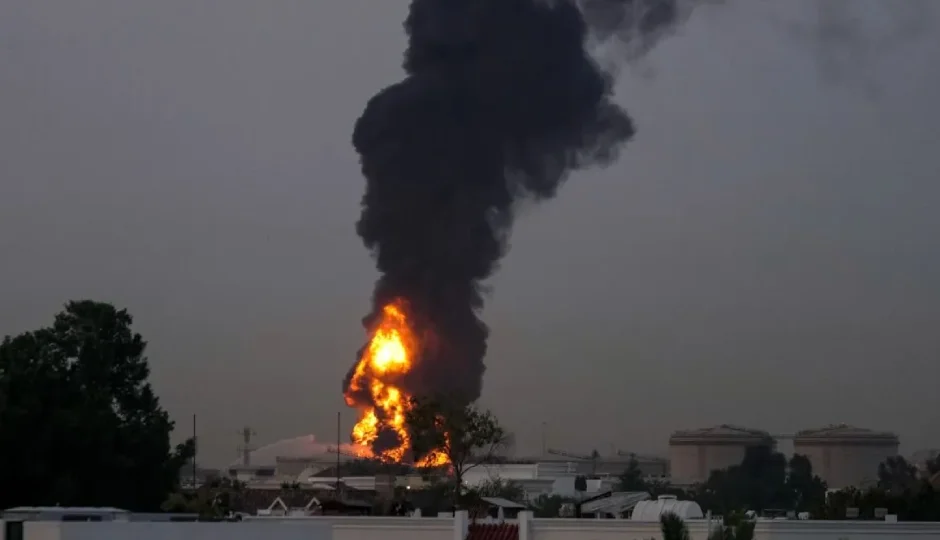 मध्य पूर्व तनाव बढ़ा: कतर के बाद अबू धाबी भी ईरान के हमले के दायरे में, मिसाइल मलबे से गैस फैसिलिटी बंद