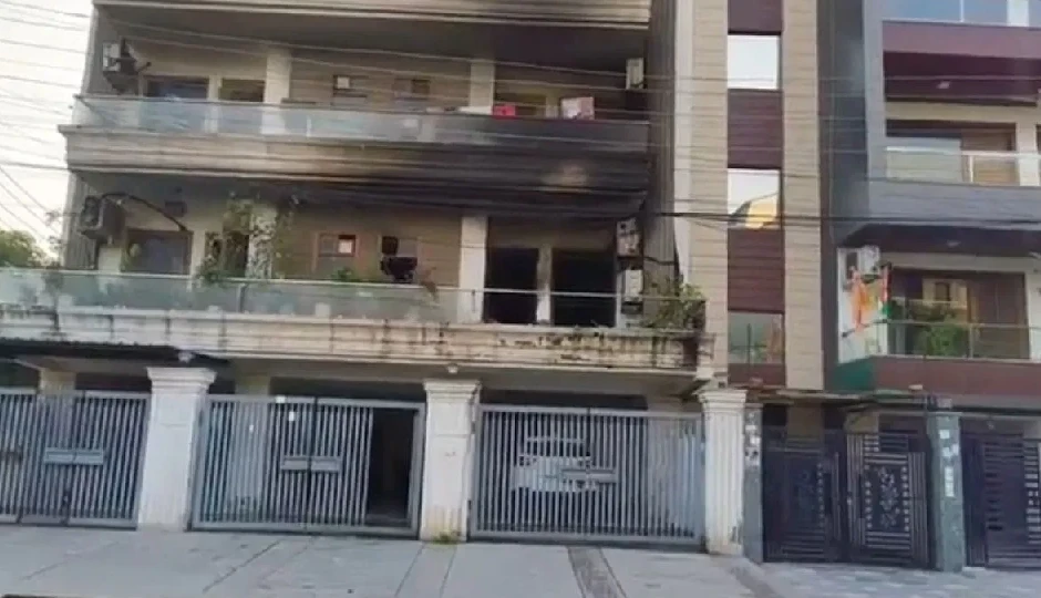 फरीदाबाद में हादसा: मकान में AC फटा, पति-पत्नी और बेटी की मौत, बेटा गंभीर रूप से घायल