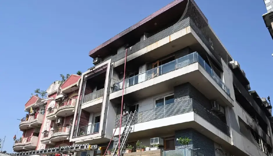 विवेक विहार में भीषण हादसा: AC ब्लास्ट से चार मंजिला इमारत में लगी आग, 9 की मौत; 15 लोगों को सुरक्षित निकाला गया