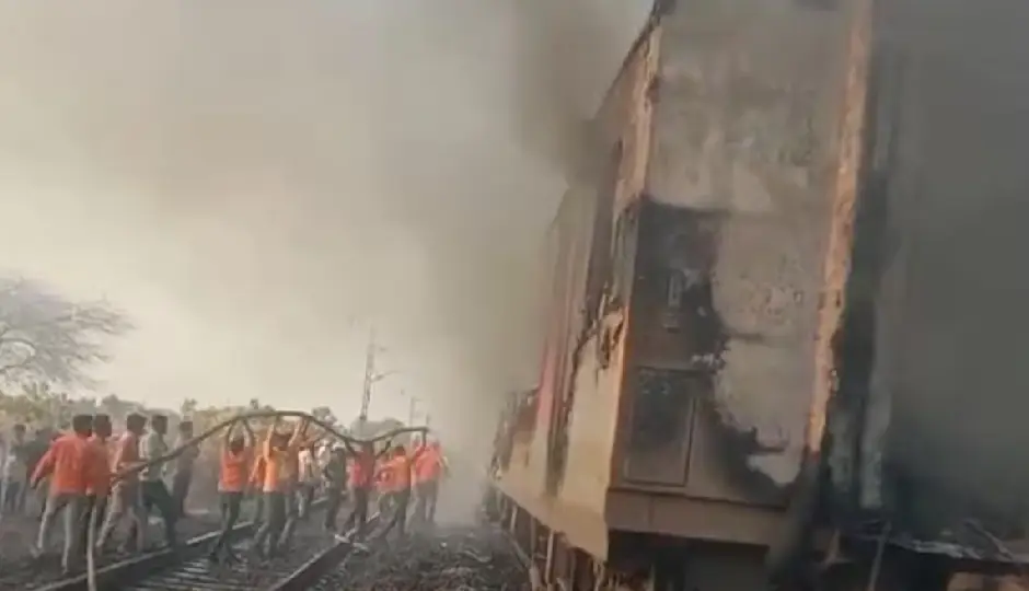 राजधानी एक्सप्रेस के एसी कोच में लगी भीषण आग, दिल्ली-मुंबई रेल रूट बाधित; कई ट्रेनें बीच रास्ते रोकी गईं